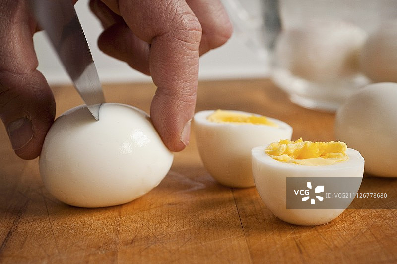 煮鸡蛋减半图片素材