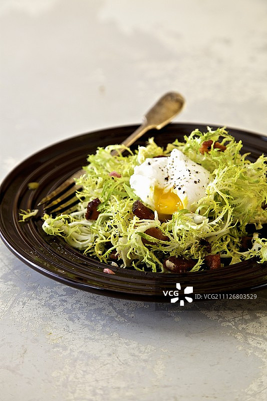 里昂沙拉配生菜、荷包蛋和香脆培根(法国里昂)图片素材
