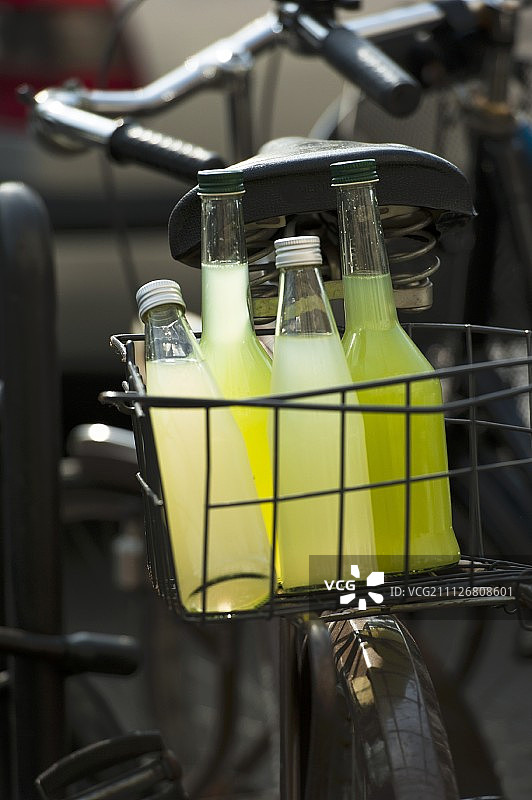 自行车篮里装着自制的黄瓜和柠檬水图片素材