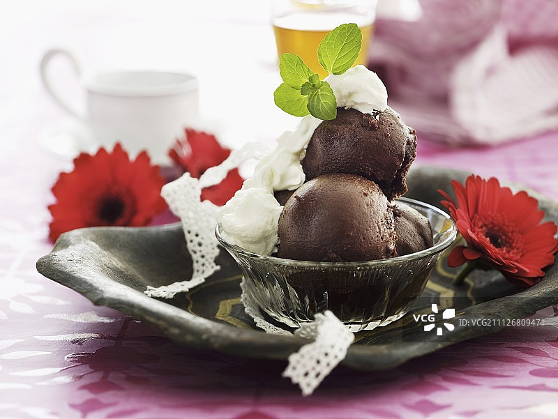 巧克力soufflé球与生奶油和柠檬香图片素材