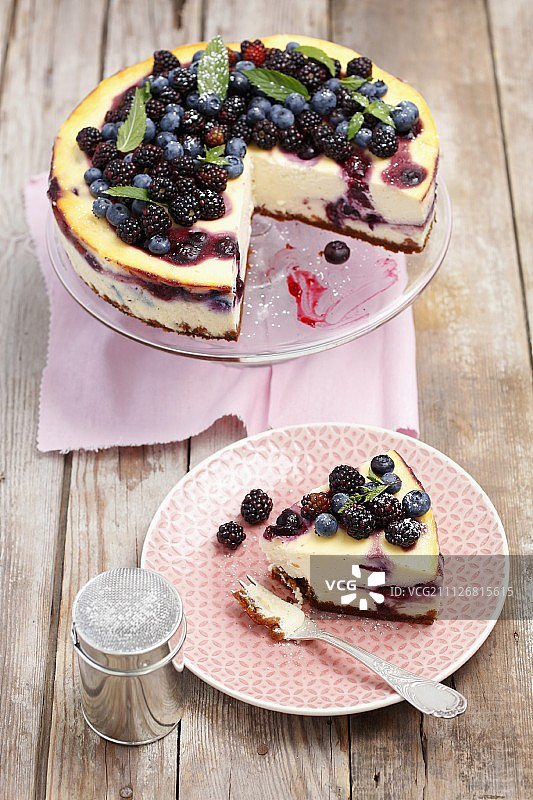 黑莓和蓝莓芝士蛋糕，切片图片素材
