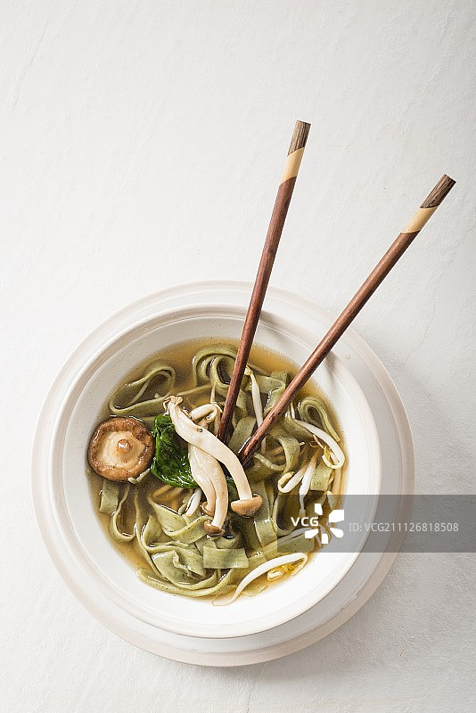 日本汤面配蘑菇和新鲜菠菜面条图片素材