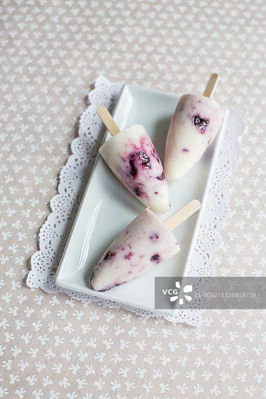 自制樱桃酸奶冰淇淋棒图片素材
