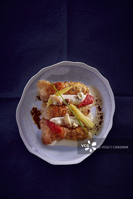 海螯虾配雪利蛋黄酱和蔬菜图片素材