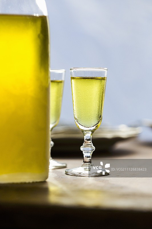 柠檬酒(意大利柠檬利口酒)，两杯一瓶图片素材