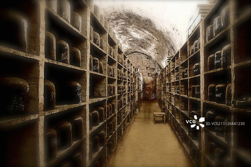 葡萄牙尼波特酒庄酒窖中的陈年波特酒图片素材