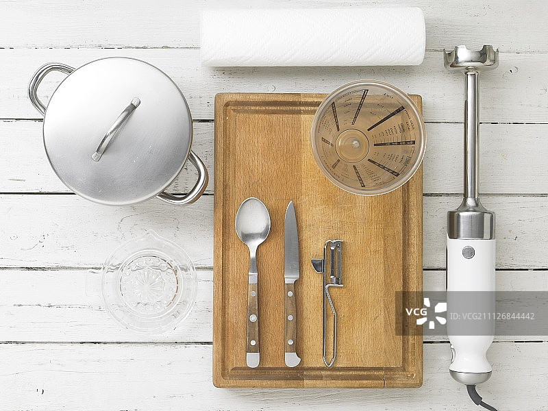 厨房用具:一个锅，一个柑橘榨汁机，餐具，一个量壶和一个手动搅拌机图片素材