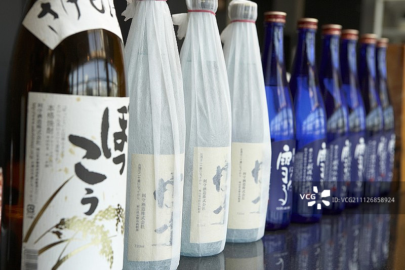 日本清酒的瓶子图片素材