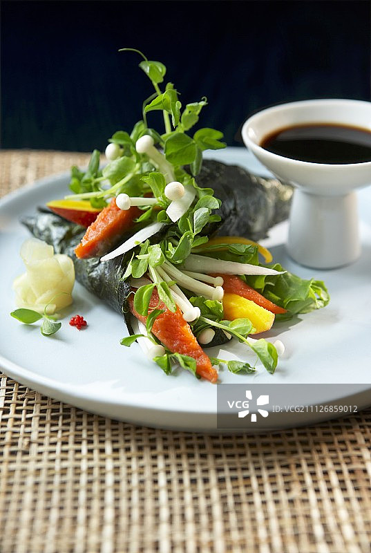 海藻卷三文鱼和蔬菜(日本)图片素材