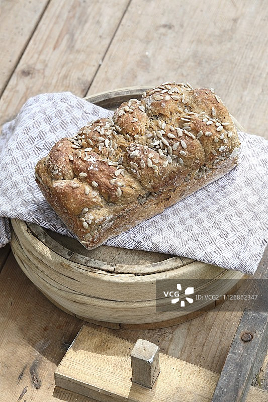 黑麦斯佩尔面包与葵花籽图片素材