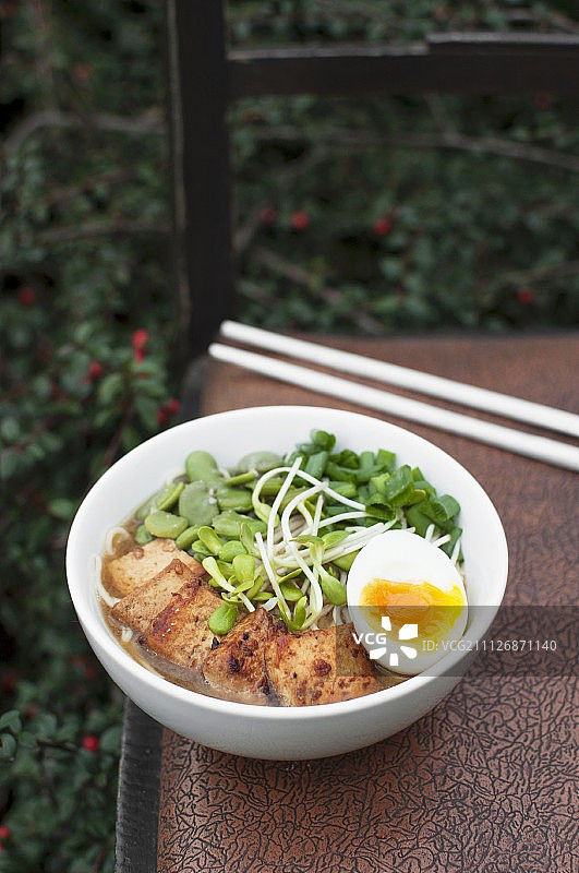 一碗豆腐拉面，蚕豆，新鲜的豆芽，葱和一个煮熟的鸡蛋(日本)图片素材