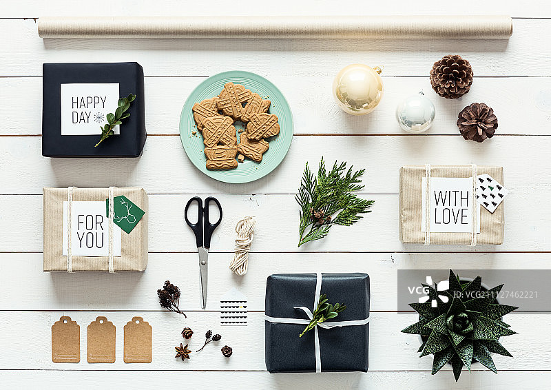 优雅的北欧复古圣诞，包装站，书桌从上面看，DIY圣诞概念图片素材