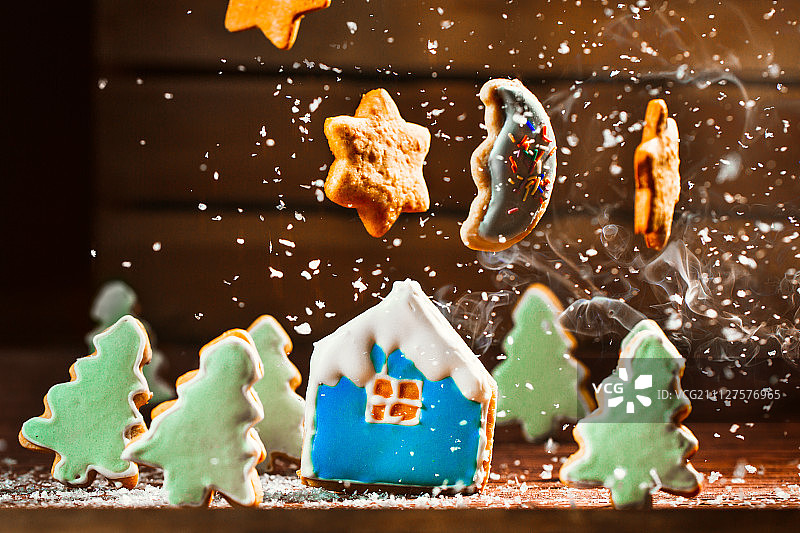 冬天的景色，饼干屋，圣诞树，月亮和星星图片素材