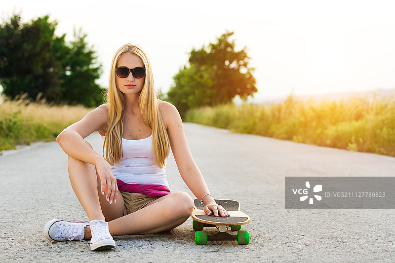 有吸引力的潮少女滑板，形象与太阳耀斑图片素材