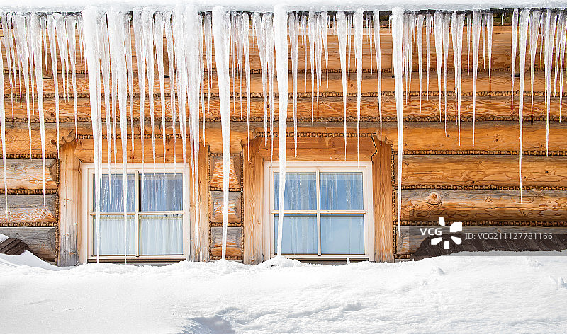 斯洛伐克，多诺瓦里，一间古老的木屋上的冰柱和雪图片素材