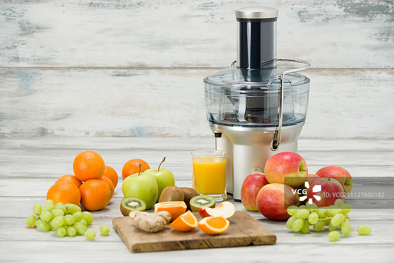 现代电动榨汁机，各种水果及新鲜果汁，健康生活理念图片素材