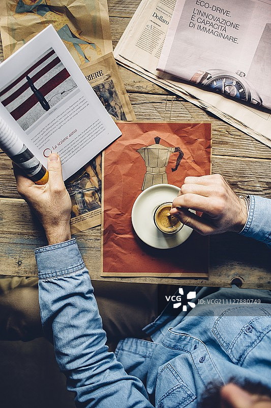 一个男人在咖啡厅里喝浓缩咖啡café图片素材