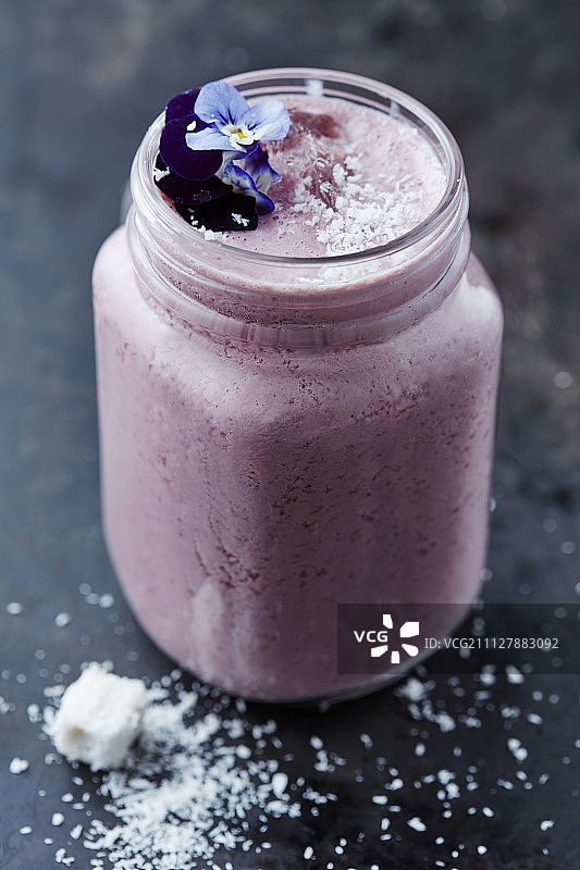 蓝莓椰汁和可食用的花图片素材