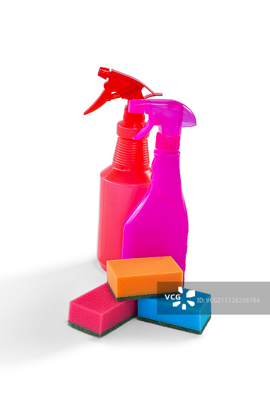 彩色喷雾瓶和清洁海绵在白色背景下图片素材