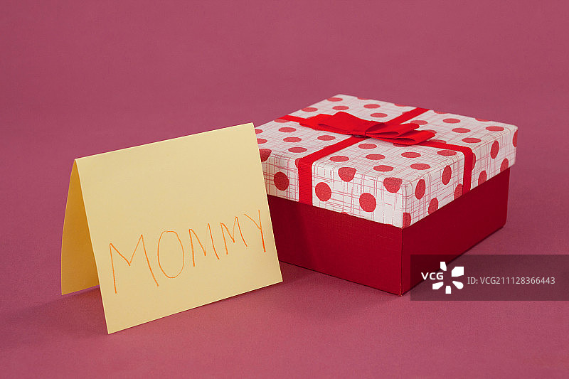 母亲节快乐贺卡和粉红色背景的礼盒图片素材