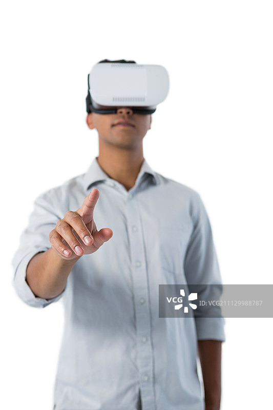 在白色背景下使用虚拟现实头盔的人图片素材