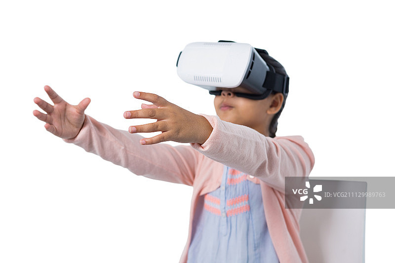 女孩在白色背景下使用虚拟现实头盔图片素材