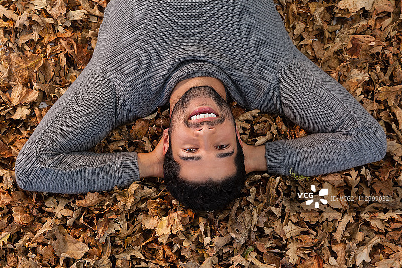 一个人躺在秋叶上的画像图片素材