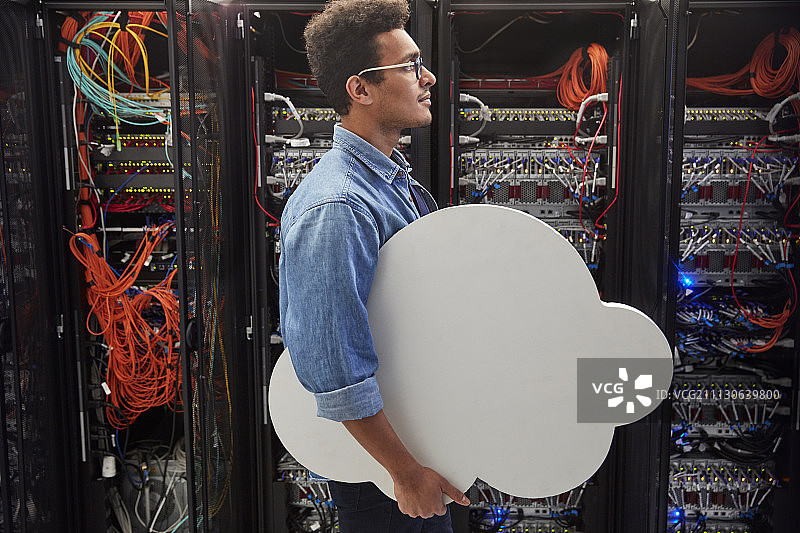 男性IT技术人员携带云在服务器室，云计算图片素材