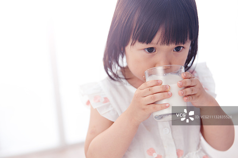 可爱的小女孩在喝牛奶图片素材