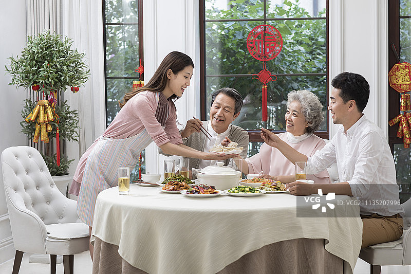 幸福家庭吃新年团圆饭图片素材