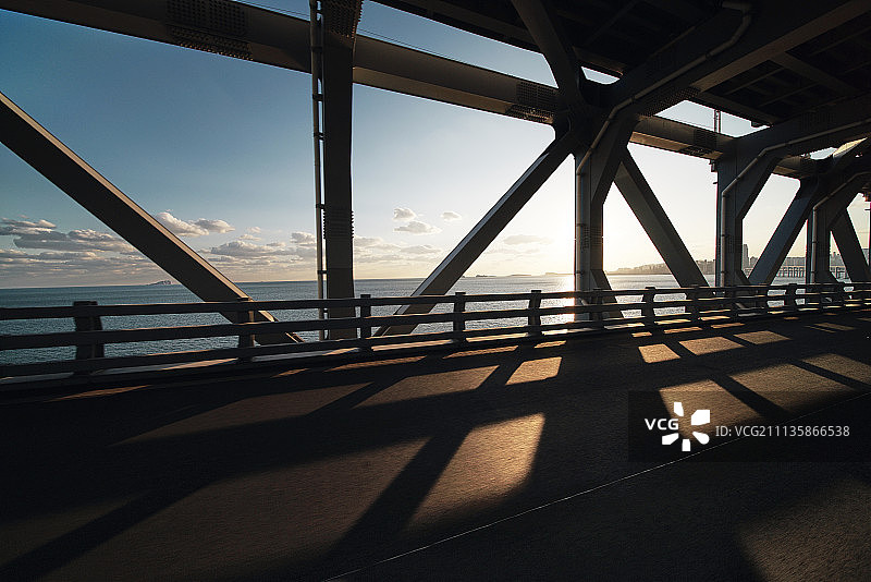 大连下午跨海大桥桥面公路运动画面图片素材