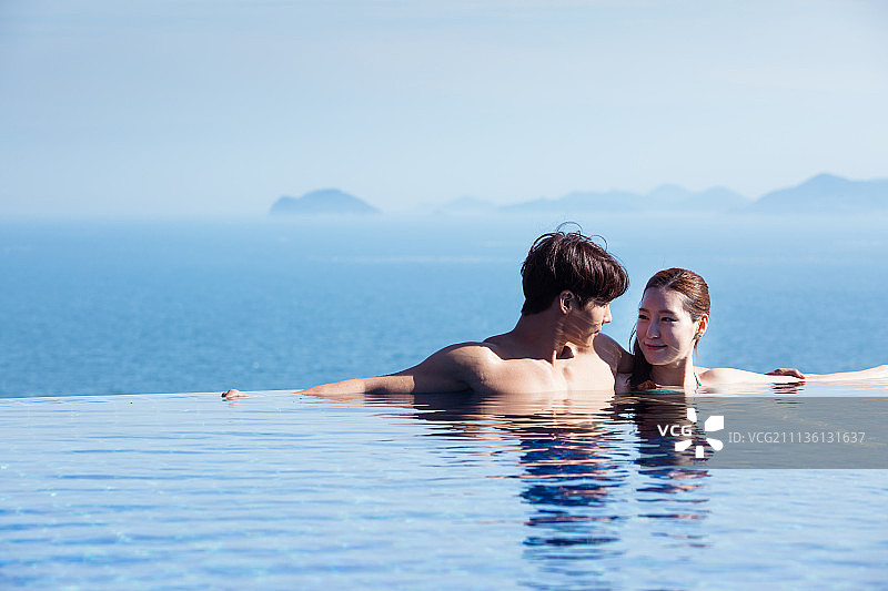 韩国夫妇花时间在友好的度假池图片素材
