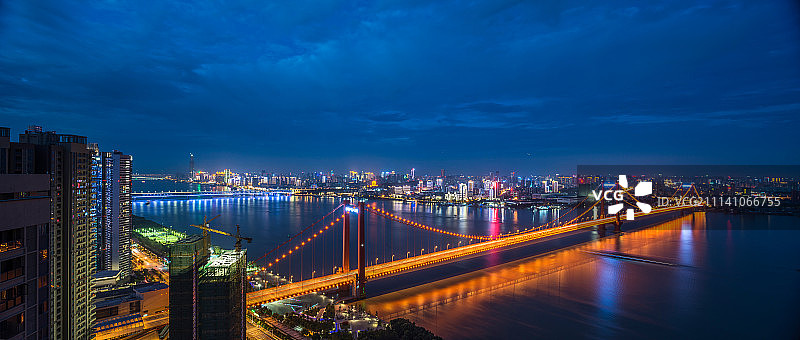 湖北省武汉鹦鹉洲长江大桥夜景图片素材
