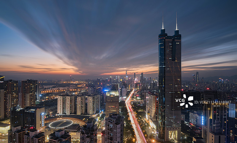 鸟瞰深圳地王大厦城市夜景天际线图片素材
