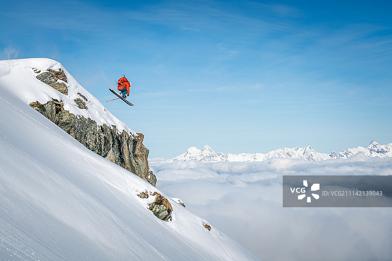 在阿尔卑斯山滑雪图片素材