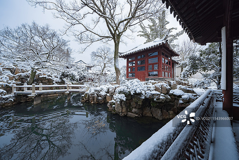 冬季的苏州园林特色建筑雪景图片素材