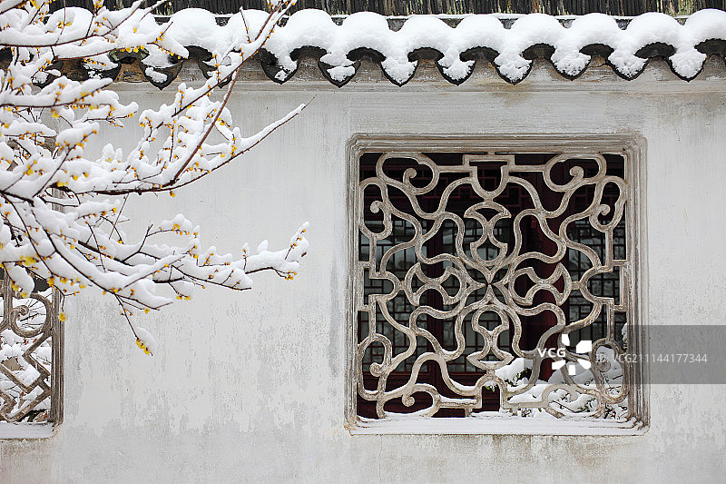 冬雪下的苏州园林 拙政园 花窗图片素材