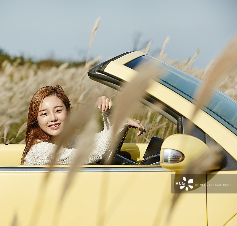 年轻女子坐在车里微笑的照片图片素材