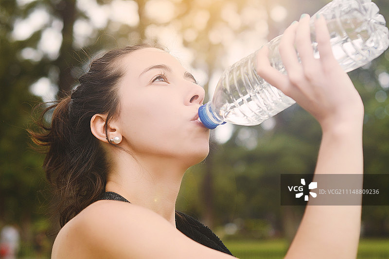 女运动员在锻炼后喝水的肖像图片素材