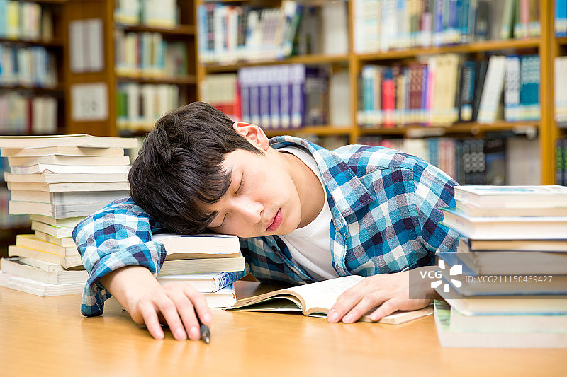 韩国，大学生，大学，图书馆，学习，睡眠，疲劳(物体描述)，躺着(躺着)，男性图片素材