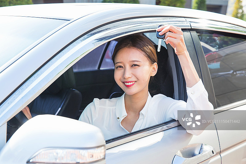 韩语，女人，车，新手驾驶，车钥匙(钥匙)，微笑，满意图片素材