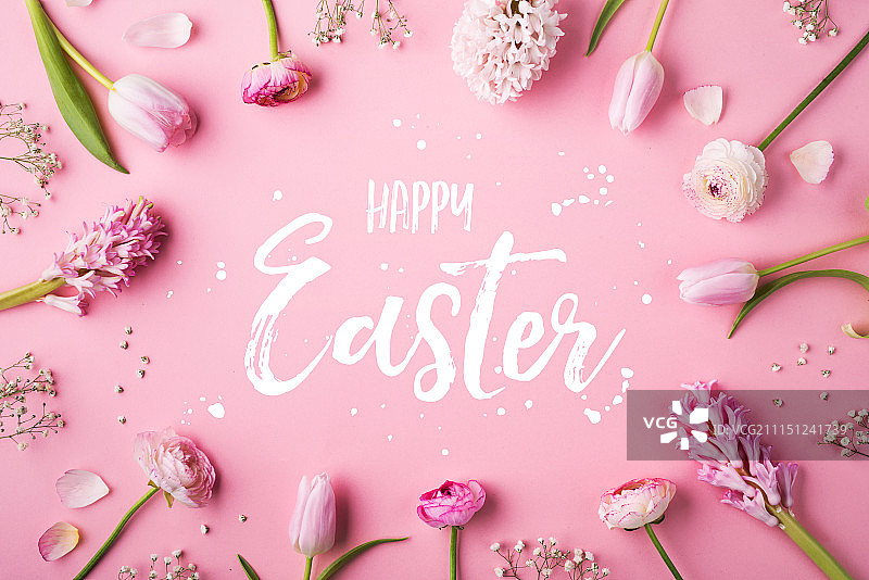 复活节快乐短语和春天平躺在粉红色的背景上。图片素材