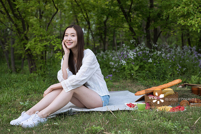 年轻女性在户外野餐图片素材
