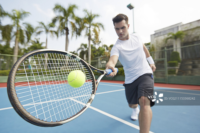 男子穿着运动服打网球的照片图片素材