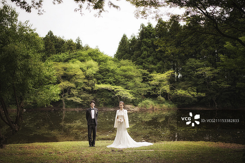 新娘和新郎站在河边图片素材