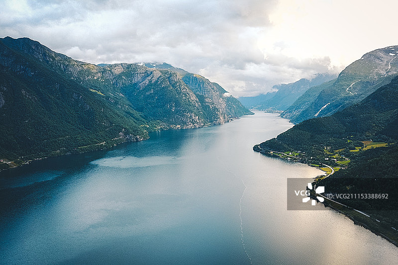 从挪威的无人机上看到峡湾和水域图片素材