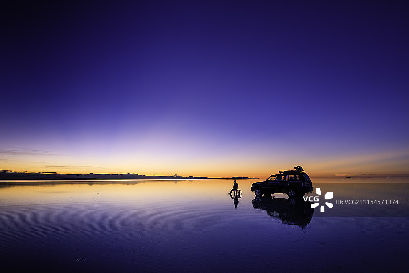 南美安第斯玻利维亚乌尤尼盐湖静悄悄的黎明图片素材