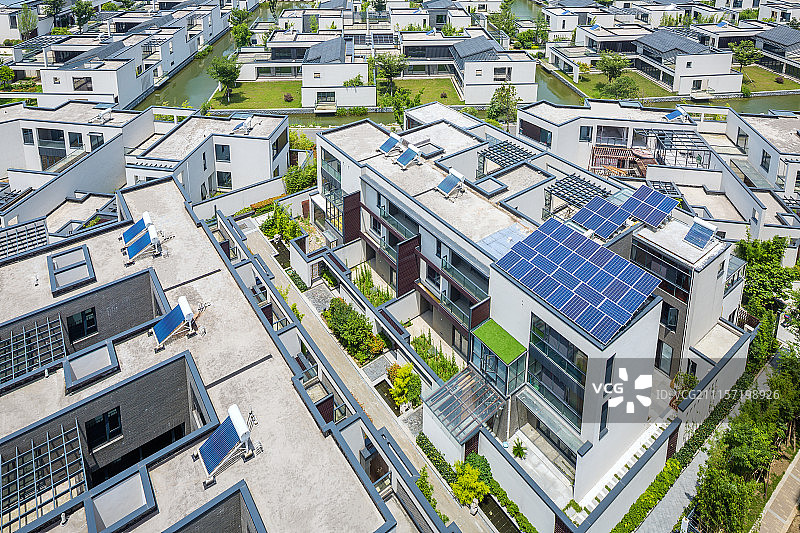 现代住宅楼顶平台上的太阳能设备图片素材