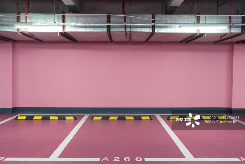 粉红色的停车位图片素材