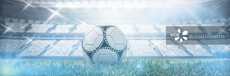 足球在白色标记线上的合成图像图片素材